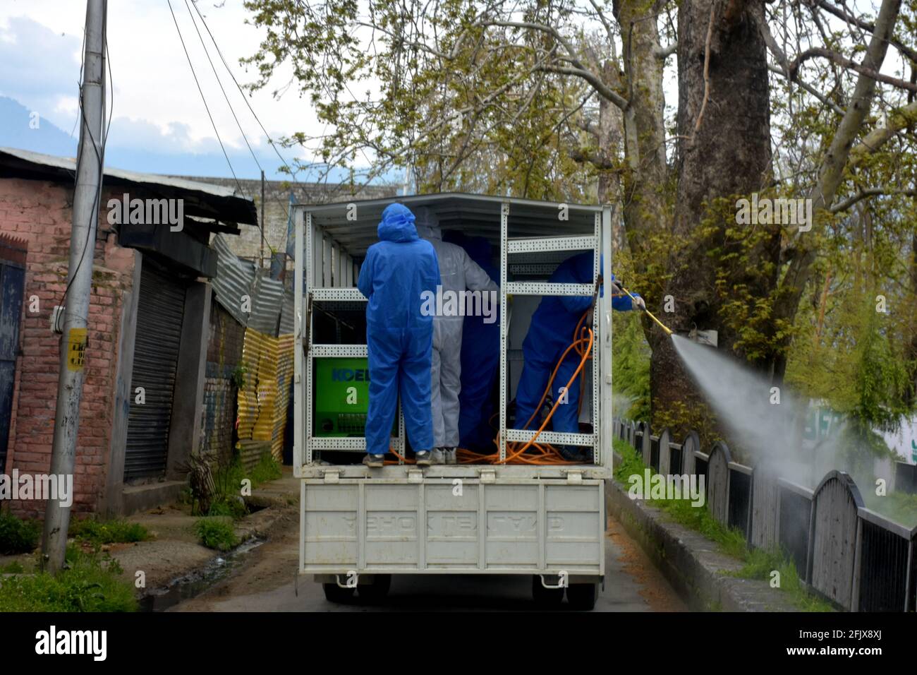 Srinagar, Jammu e kashmir India 07 agosto 2020. Uomini coraggiosi covidi eroi sanitizzanti città srinagar. Indossare i kit e adottare misure di sicurezza sono in sop d Foto Stock