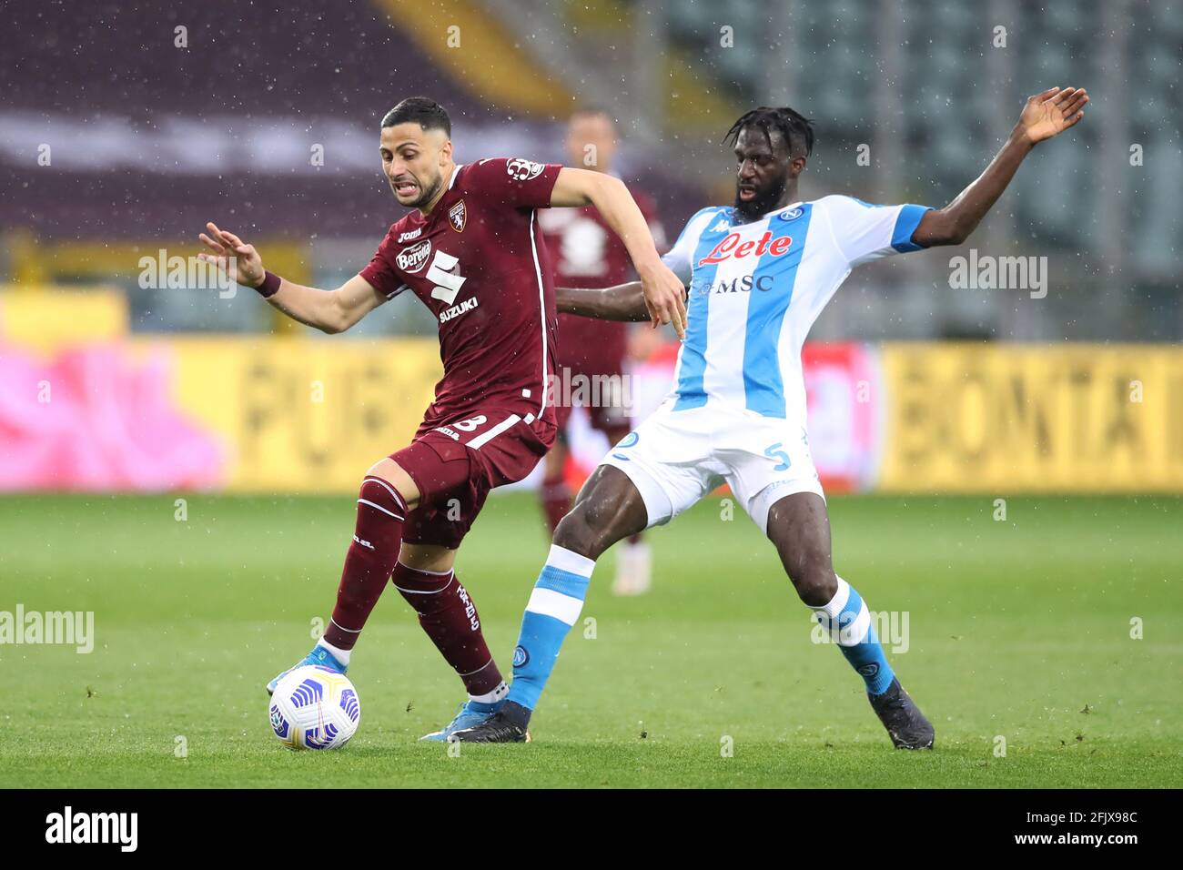 Torino, Italia, 26 aprile 2021. Rolando Mandragora del Torino FC si è sfidato con Tiemoue Bakayoko del SSC Napoli durante la serie A match allo Stadio Grande Torino, Torino. L'immagine di credito dovrebbe essere: Jonathan Moscop / Sportimage Foto Stock