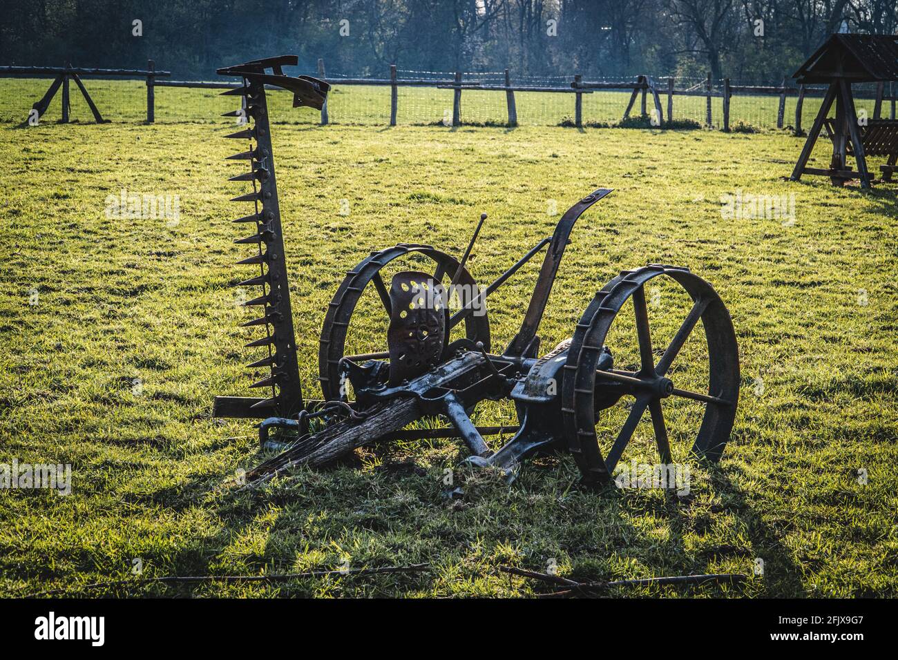 Closeup di vecchie attrezzature di fattoria trainate da cavalli nel campo Foto Stock