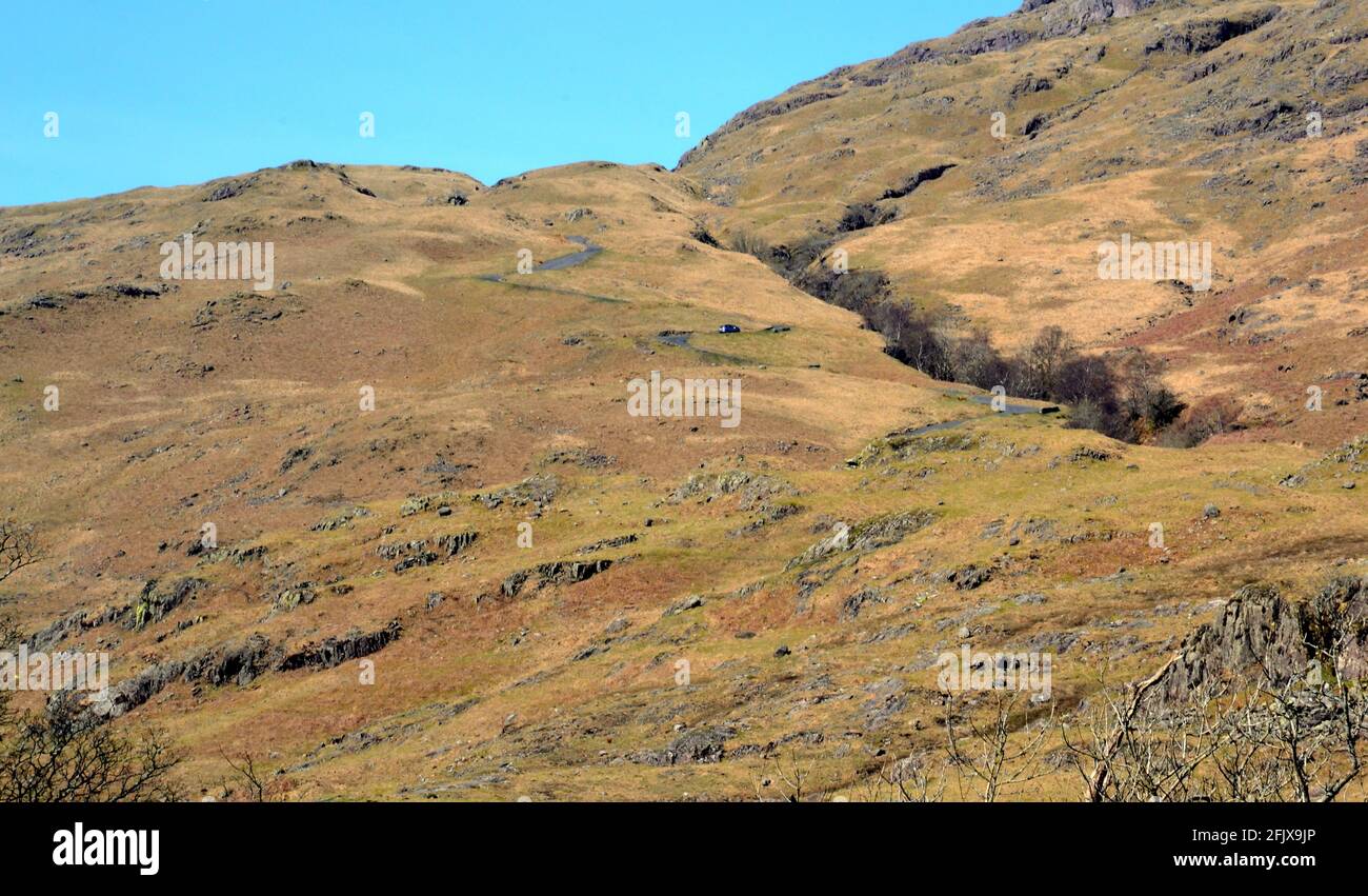 Hardknott Pass, la strada più ripida in Inghilterra, sopra Cockley Beck, Duddon Valley, Cumbria, Regno Unito. Foto Stock