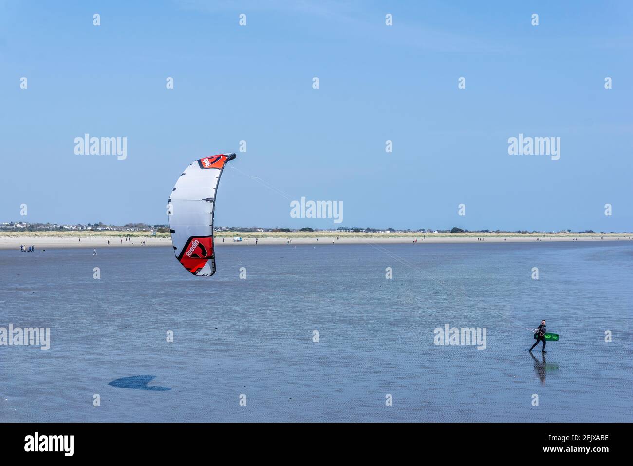 Kite surf. Un kite solista su Dollymount Strand a Dublino, Irlanda, in direzione dell'acqua. Foto Stock
