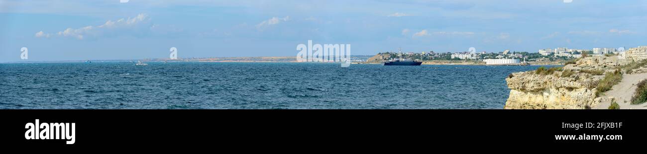 Vista panoramica dalla costa di Chersonesus verso la costa settentrionale di Sevastopol Bay, Crimea, Russia. Foto Stock