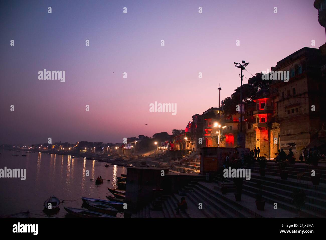 Ghat Ganga in India durante il tramonto Foto Stock