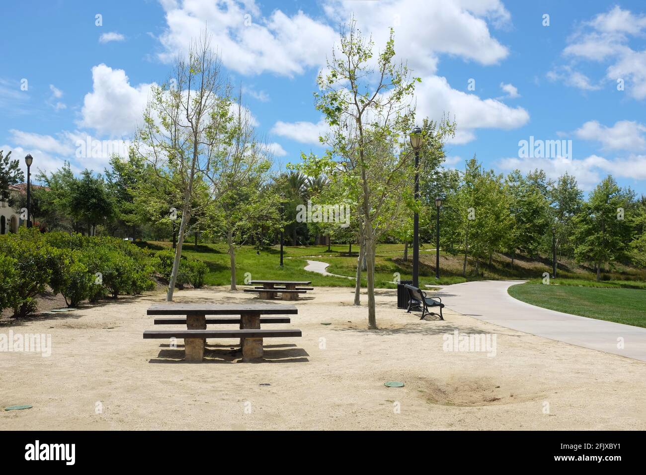 IRVINE, CALIFORNIA - 26 Apr 2021: Tavoli da picnic nel Jeffrey Open sapce Trail. Foto Stock