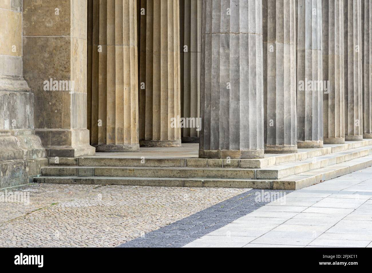 Bella foto di grandi colonne scanalate sulle scale sul ingresso di un tempio Foto Stock