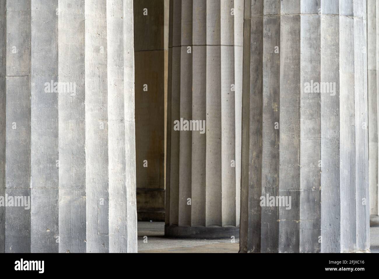 Closeup di belle colonne lisce e scanalate che conducono in un tempio Foto Stock