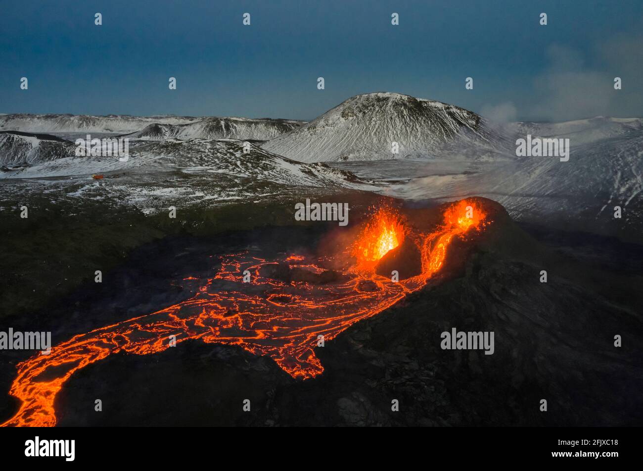 Vulcano in eruzione con lava arancione calda Foto Stock