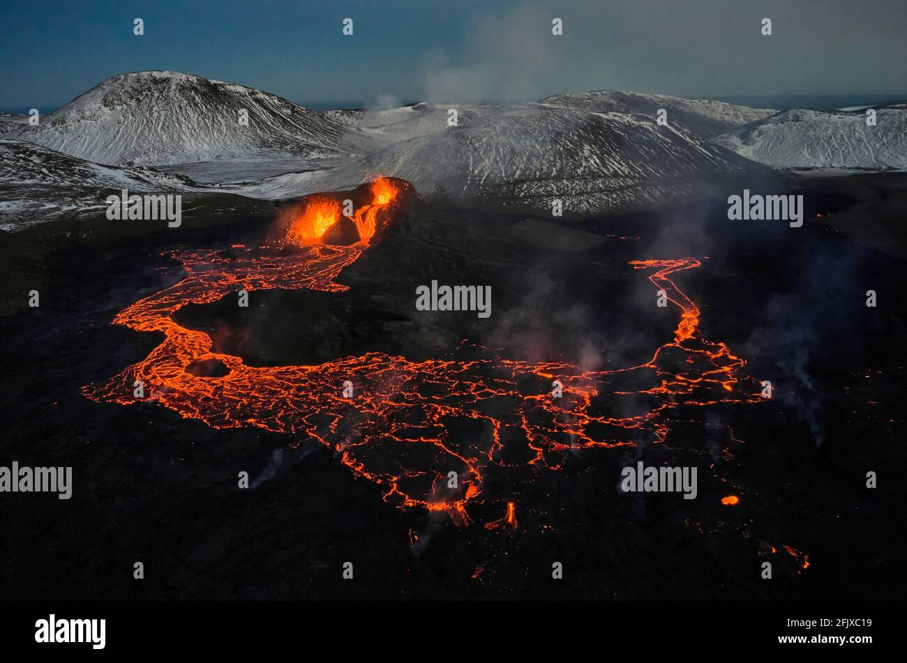 Scenario di montagna vulcanica in eruzione Foto Stock