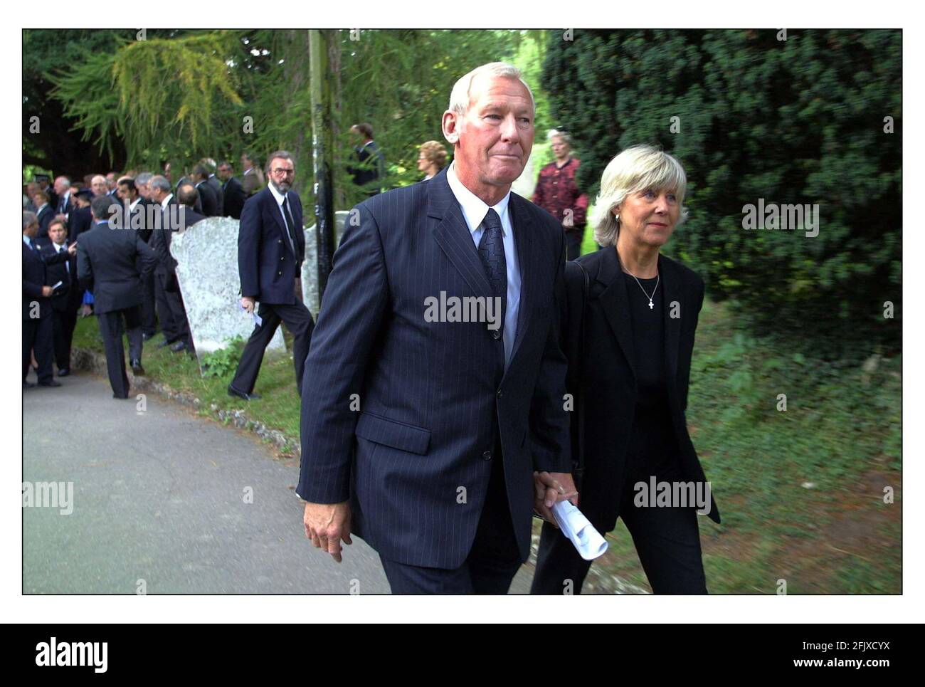 Servizio commemorativo per Brian Moore alla chiesa di St Giles a Farnborough, Kent. Bob Wilson e sua moglie.pic David Sandison 10/9/2001 Foto Stock