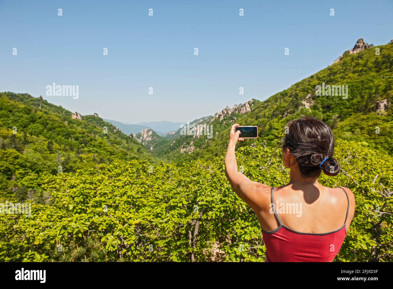 Donna escursionista scattando foto al parco nazionale di Seoraksan / Corea Foto Stock