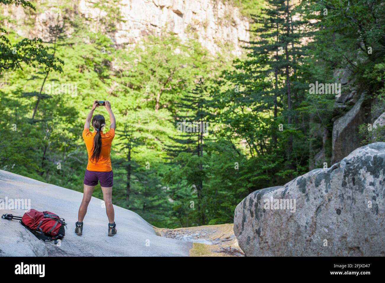 Donna escursionista scattando foto al parco nazionale di Seoraksan / Corea Foto Stock
