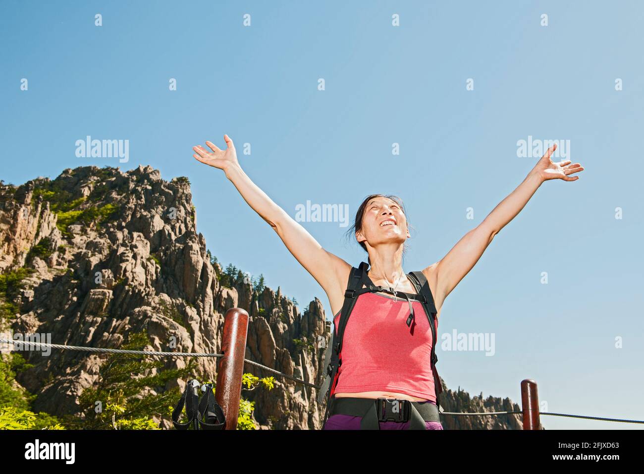 Escursionista femminile che stende le braccia al parco nazionale di Seoraksan Foto Stock