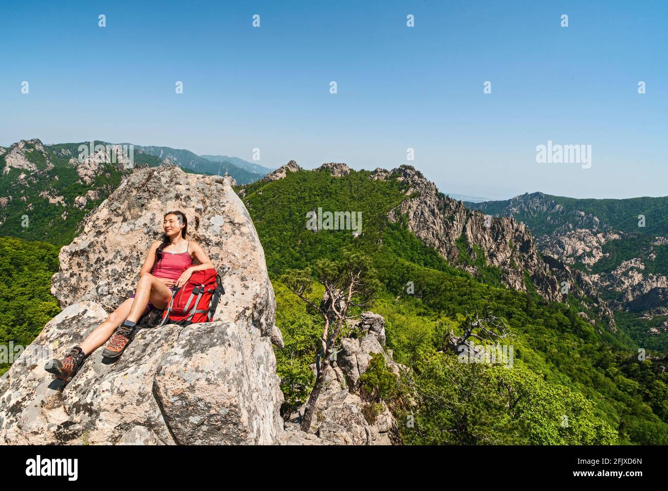 Escursionista femminile riposato su un'escursione al parco nazionale di Seoraksan Foto Stock