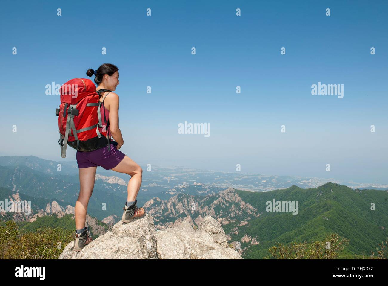 Donna in cima alla vetta di Daecheongbong al parco nazionale di Seoraksan Foto Stock