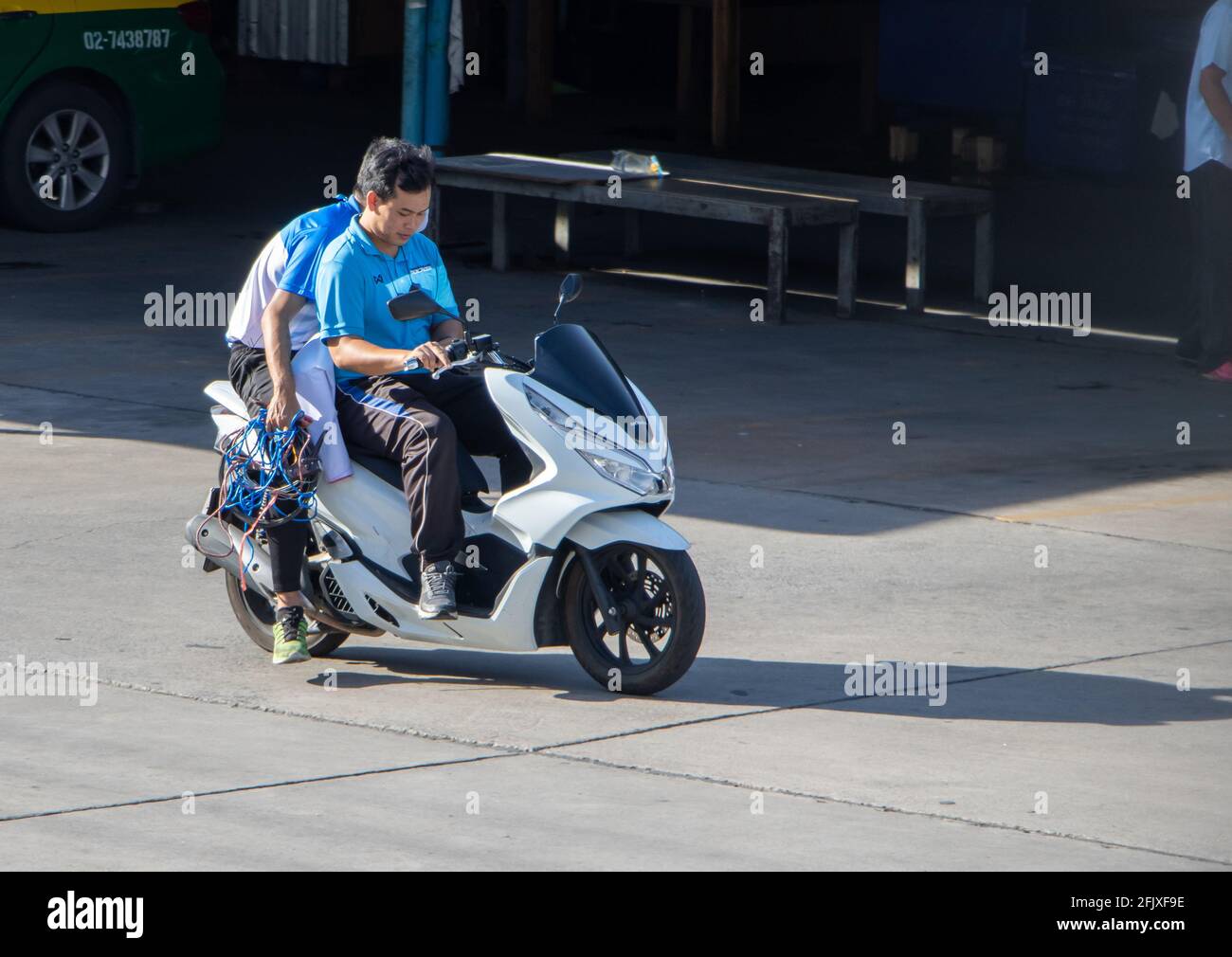 SAMUT PRAKAN, THAILANDIA, 09 2020 LUGLIO, due uomini in moto in strada. Foto Stock
