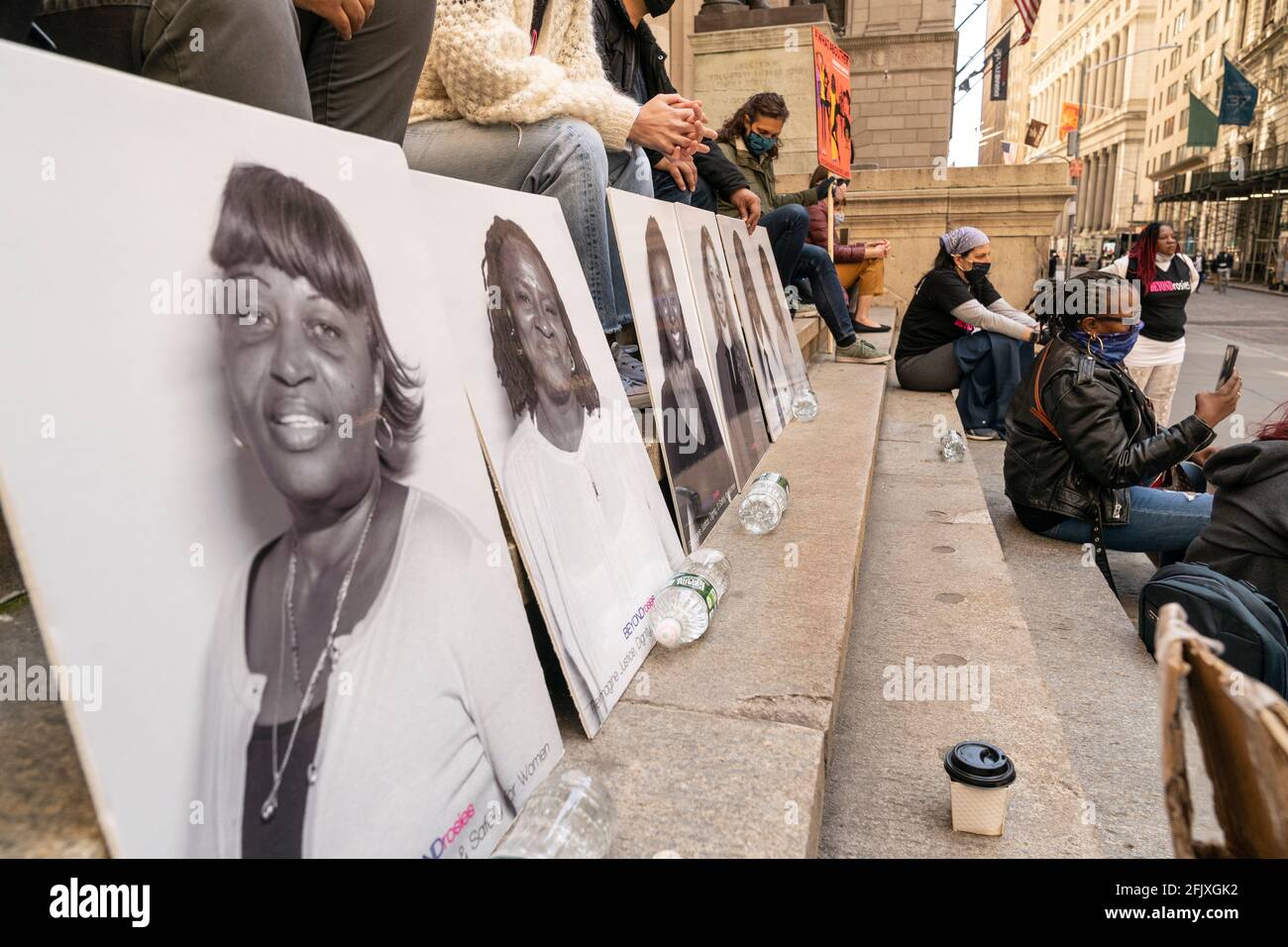 New York, NY - 26 aprile 2021: WCJA rally a uplift donne incarcerate sulla prigione di Rikers Island sui gradini della Federal Hall Foto Stock