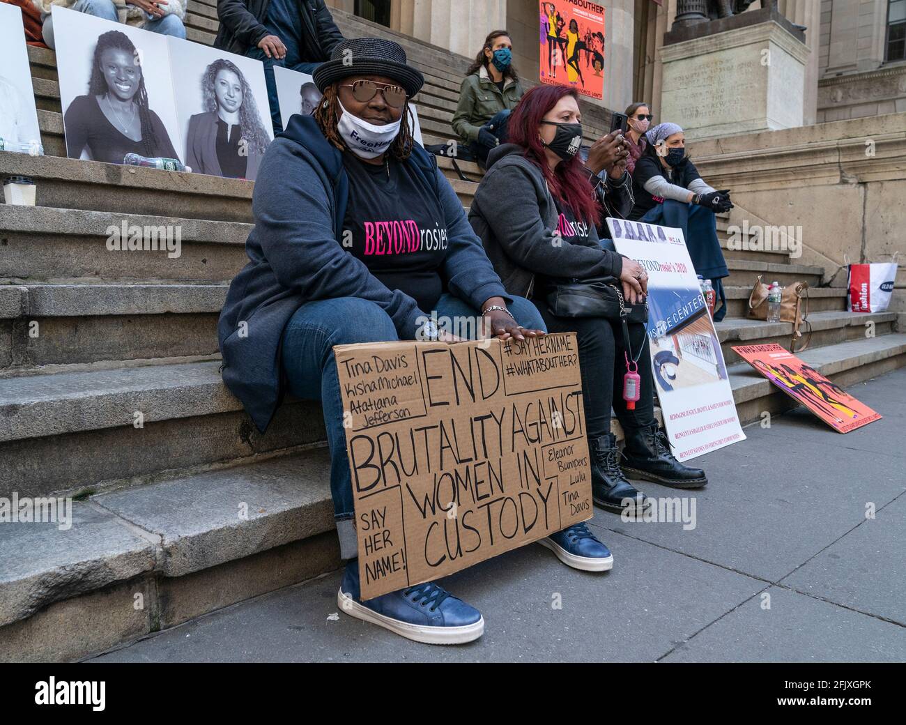 New York, Stati Uniti. 26 Apr 2021. I membri della Women's Community Justice Association (WCJA) si sono radunati a donne incarcerate sulla prigione di Rikers Island sui gradini della Federal Hall a New York il 26 aprile 2021. (Foto di Lev Radin/Sipa USA) Credit: Sipa USA/Alamy Live News Foto Stock