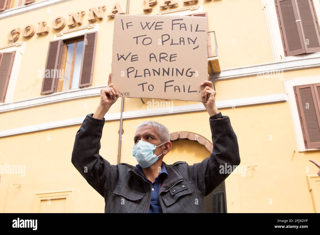 Roma, Italia. 26 Apr 2021. Siediti di fronte al Palazzo Montecitorio di Roma, organizzato dal movimento 'la Società della cura' e dal movimento 'la ribellione estinzione', in occasione di un dibattito in Camera dei deputati del PNRR (piano Nazionale di recupero e resilienza) (Foto di Matteo Nardone/Pacific Press) Credit: Pacific Press Media Production Corp./Alamy Live News Foto Stock