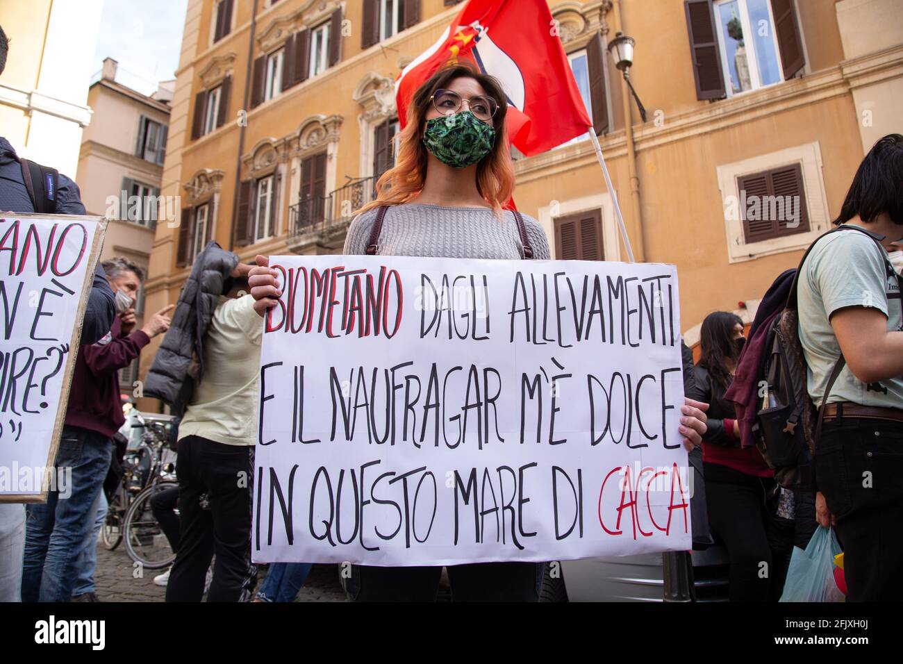 Roma, Italia. 26 Apr 2021. Siediti di fronte al Palazzo Montecitorio di Roma, organizzato dal movimento 'la Società della cura' e dal movimento 'la ribellione estinzione', in occasione di un dibattito in Camera dei deputati del PNRR (piano Nazionale di recupero e resilienza) (Foto di Matteo Nardone/Pacific Press) Credit: Pacific Press Media Production Corp./Alamy Live News Foto Stock