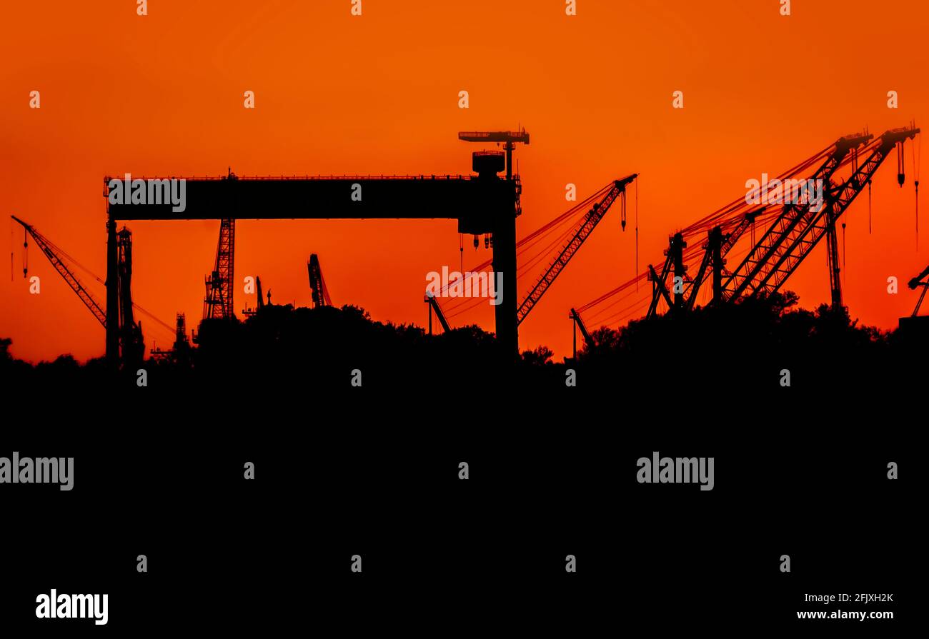 La Ingalls Shipbuilding, una divisione di Huntington Ingalls Industries, è raffigurata al tramonto, il 25 aprile 2021, a Pascagoula, Mississippi. Foto Stock