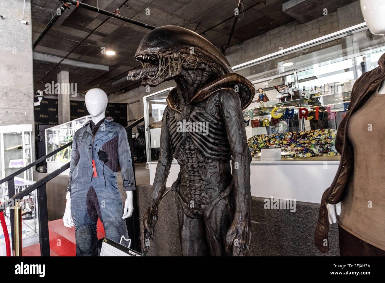 Bel Air, Stati Uniti. 26 Apr 2021. Hollywood Legends e Luminaries asta a Julien's Auctions. Cimeli di alcuni dei più grandi film e star di Hollywood. Tuta creatura aliena 3 Xenomorph "Runner"/"Dog Alien"/"Dragon" di dimensioni standard. 4/26/2021 Beverly Hills, CA USA (Photo by Ted Soqui/SIPA USA) Credit: Sipa USA/Alamy Live News Foto Stock