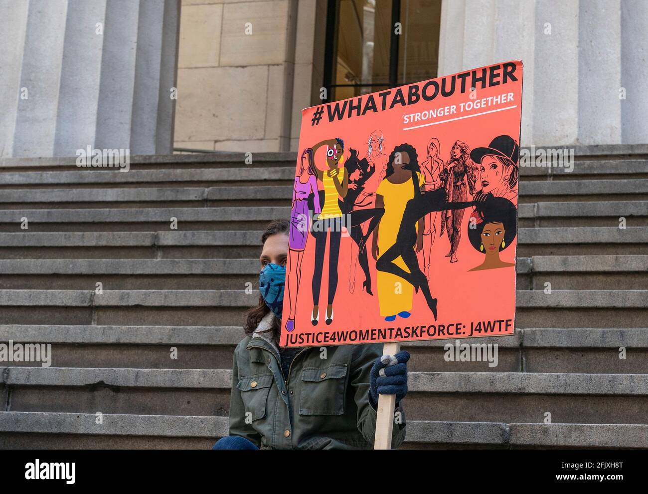 New York, Stati Uniti. 26 Apr 2021. Membri della Women's Community Justice Association (WCJA) radunano a donne di sollevamento incarcerate sulla prigione di Rikers Island sui gradini della Federal Hall (Foto di Lev Radin/Pacific Press) Credit: Pacific Press Media Production Corp./Alamy Live News Foto Stock