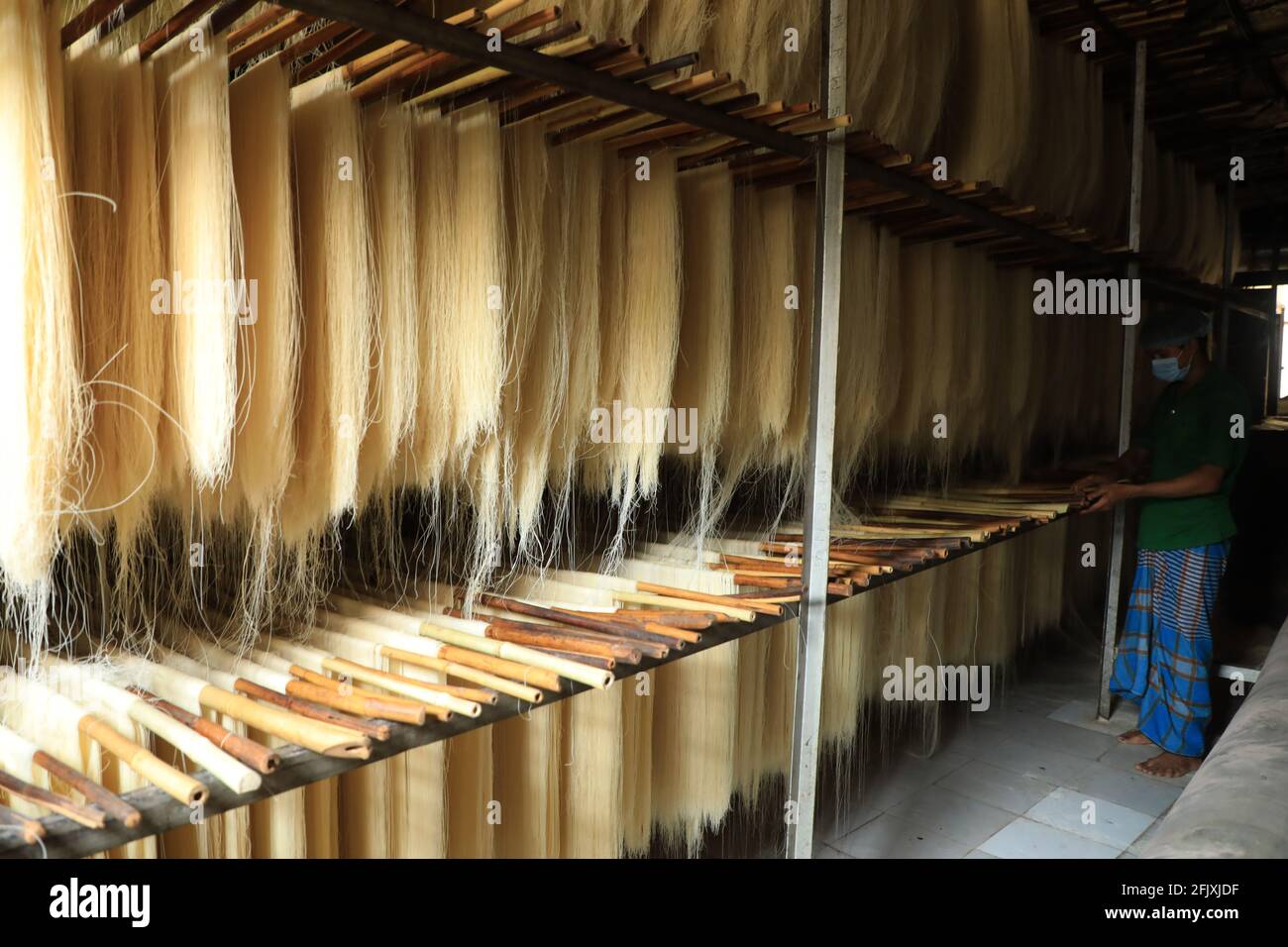 Dhaka, Bangladesh. 26 Apr 2021. Un operaio che indossa una maschera facciale prepara vermicelli in una fabbrica di stoccaggio in Old Dhaka.Bhai Bhai Food Products-MD Rayhan (Managing Director) ha detto, tutti i lavoratori stanno seguendo le regole e le normative durante la pandemia del coronavirus. (Foto di MD Manik/SOPA Images/Sipa USA) Credit: Sipa USA/Alamy Live News Foto Stock