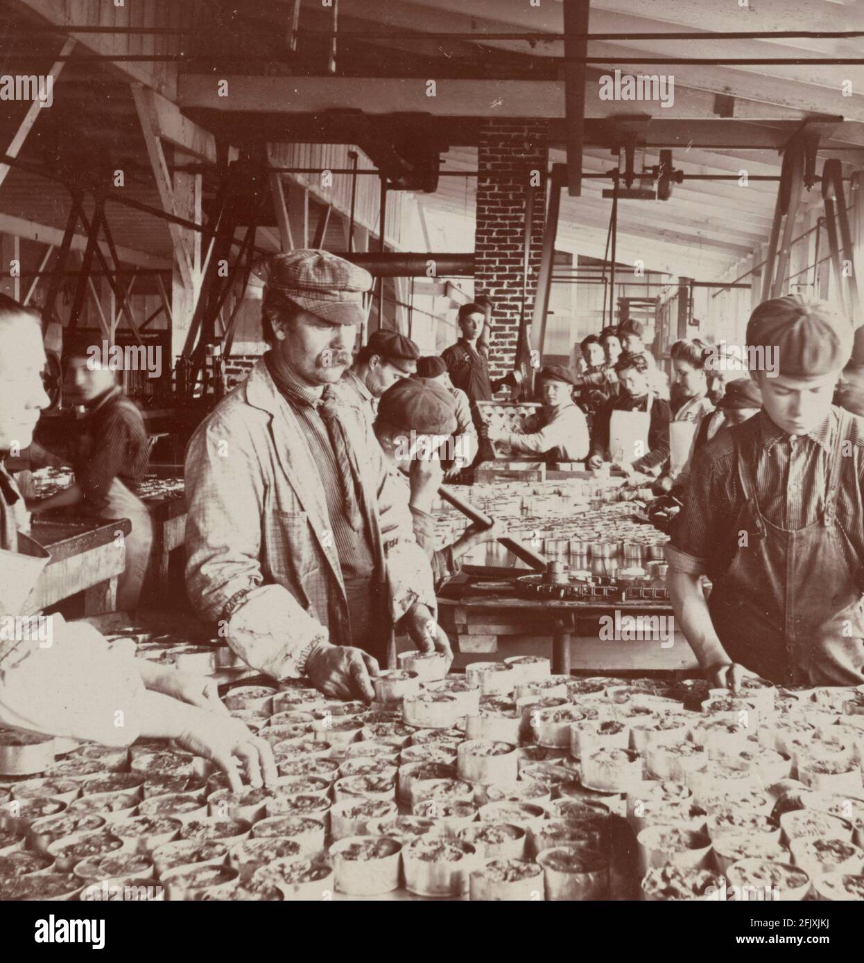 All'interno di una conserviera di salmone, Astoria, Oregon, USA, 1904 Foto Stock