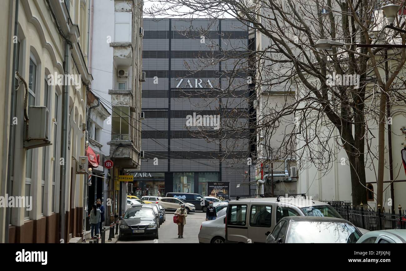 Bucarest, Romania - 26 aprile 2021: Il negozio di abbigliamento ZARA  spagnolo presso il centro commerciale Unirea, a Bucarest, Romania Foto  stock - Alamy