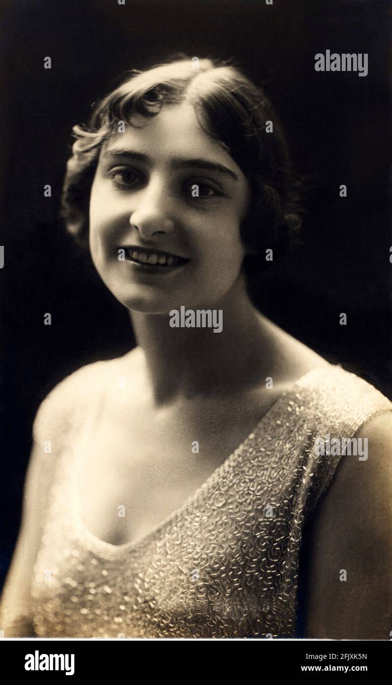 1920, ITALIA : l'attrice italiana del cinema e del teatro PAOLA BORBONI ( 1900 - 1995 ) - CINEMA - TEATRO - attrice cinematografica e teatrale - sorriso - ritratto - decolleté - scollatura - apertura collo - scollatura ---- Archivio GBB Foto Stock