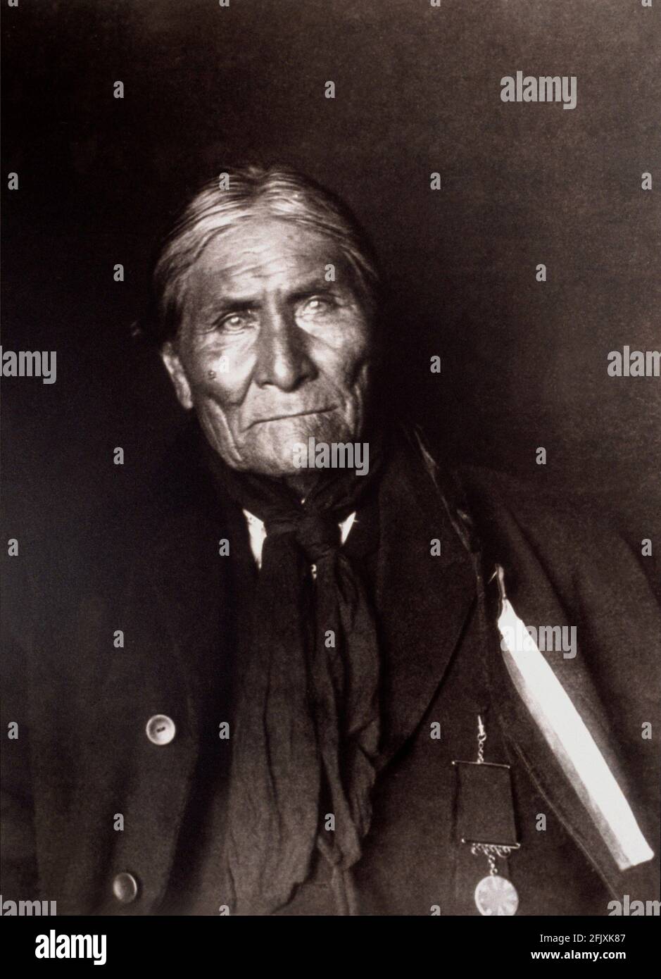 1900 ca., USA : lo chef GERONIMO , famoso capo di guerra di Chiricahua Apache . dopo numerose fughe ed evasioni, Geronimo fu finalmente catturato nel 1886. - VECCHIO SELVAGIO OVEST - Vecchio SELVAGGIO - INDIANO PELEROSSA - Indiani nativi americani - ritratto - ritratto - medaglia - medaglia - foulard - bandanna ---- Archivio GBB Foto Stock