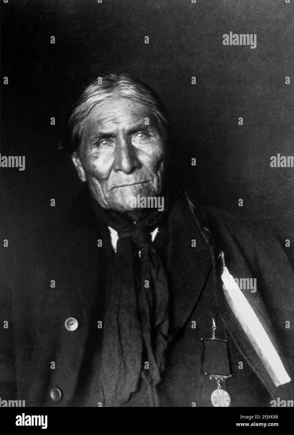 1900 ca., USA : lo chef GERONIMO , famoso capo di guerra di Chiricahua Apache . dopo numerose fughe ed evasioni, Geronimo fu finalmente catturato nel 1886. - VECCHIO SELVAGIO OVEST - Vecchio SELVAGGIO - INDIANO PELEROSSA - Indiani nativi americani - ritratto - ritratto - medaglia - medaglia - foulard - bandanna ---- Archivio GBB Foto Stock