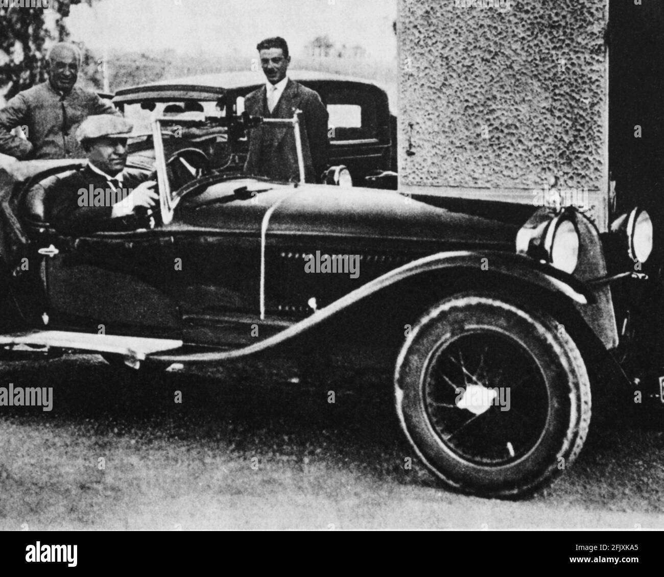 1928 ca., ITALIA : IL dittatore fascista italiano BENITO MUSSOLINI riceve  un'auto come regalo dagli operai DELL'ALFA ROMEO - seconda guerra mondiale  - seconda guerra mondiale - seconda guerra mondiale - SECONDA