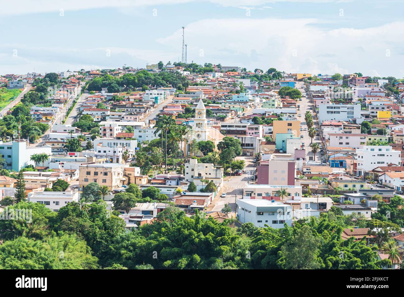 Vista della zona urbana della città brasiliana di Mineira di São Roque de Minas. Ampia vista degli edifici della città. Città turistica interna di Minas Gerais, ec Foto Stock