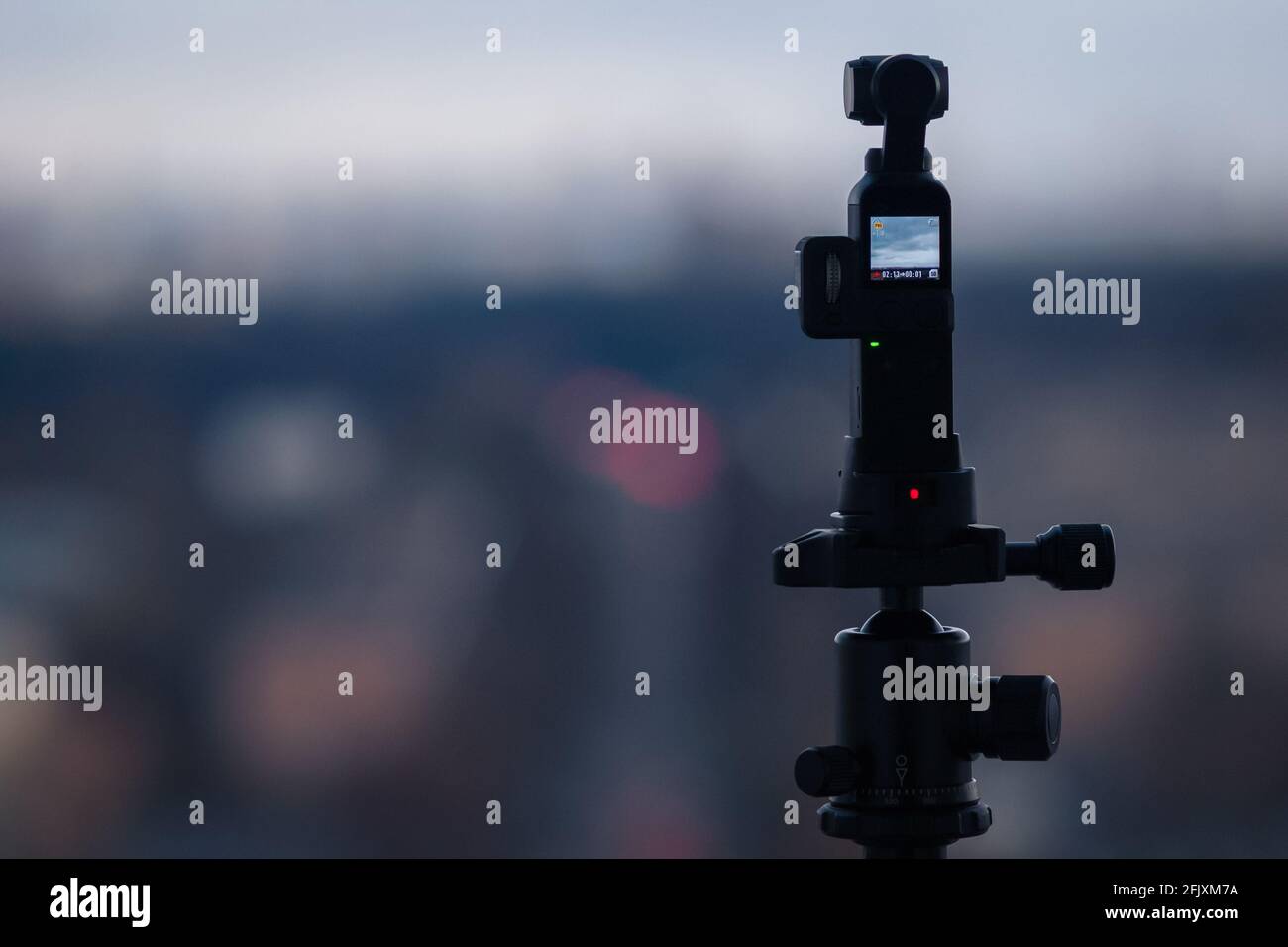 DJI Osmo fotocamera tascabile cattura temporizzata - Action camera funzionante montata su treppiede, Mosca, 21 aprile 2021 Foto Stock