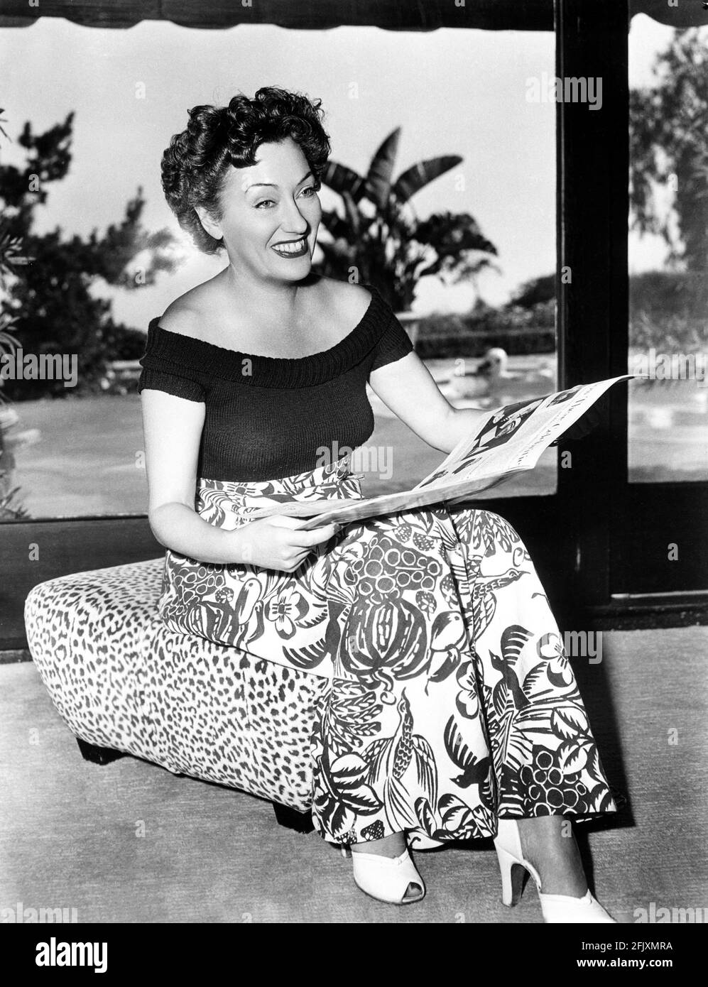 1951 , USA : l'attrice GLORIA SWANSON ( 1898 - 1983 ) al momento del suo film SUNSET BOULEVARD ( Viale del Tramonto ) di Billy Wilder , Paramount publicity Still - FILM - CINEMA - attrice cinematografia - VAMP - DIVA - DIVINA - DIVINA - DIVINA - spalla - spalle - spalle - riccioli - ricci - neo - mole - sandali - sandali - sorriso - sorriso --- Archivio GBB Foto Stock