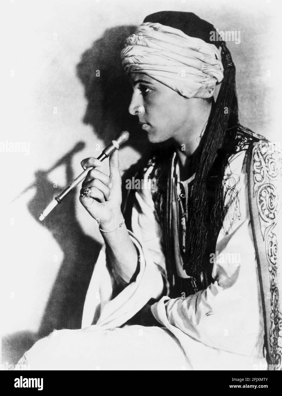 1926 , USA : l'attore di film muto RUDOLPH VALENTINO (1895 - 1926 ), figlio DELLO SCEICCO ( il figlio dello Sceicco ), di George Fitzmaurice, tratto dal romanzo di Edith Maude Hull, Paramount Picture - CINEMA MUTO - RODOLFO VALENTINO - attore cinematografico - fumatore - sigaretta - sigaretta - fumo - fumatore - fumatore - fumatore - celebrità attori personalità che fumano - celebrità personaggi personalità attori fumatori - LATIN LOVER - italoamericano - italo-americano - emigrante - emigrante - emigrante - italo-americano - ritratto - turbante - turbante - profilo - Foto Stock