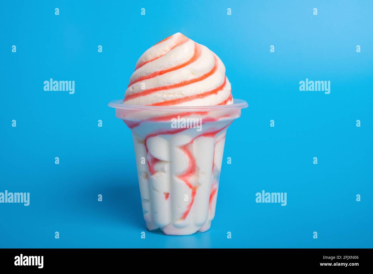 tazza di gelato alla vaniglia fresca su sfondo blu Foto Stock