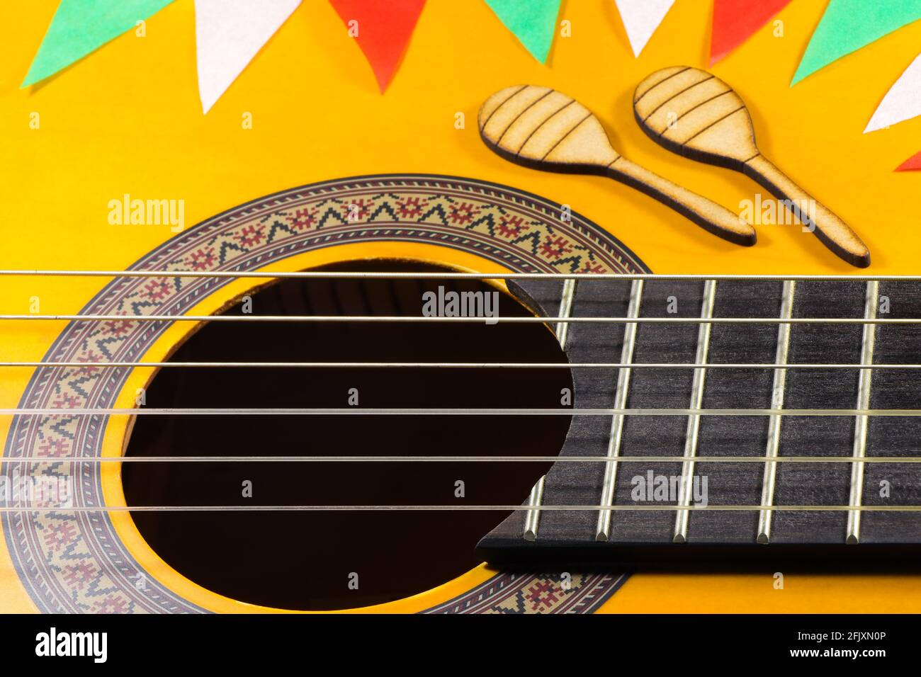 Chitarra classica con Maracas e colori messicani Foto Stock