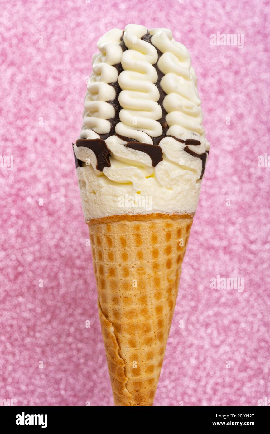 cono gelato dal sapore fresco alla vaniglia con cioccolato su a. lilla bling sfondo Foto Stock