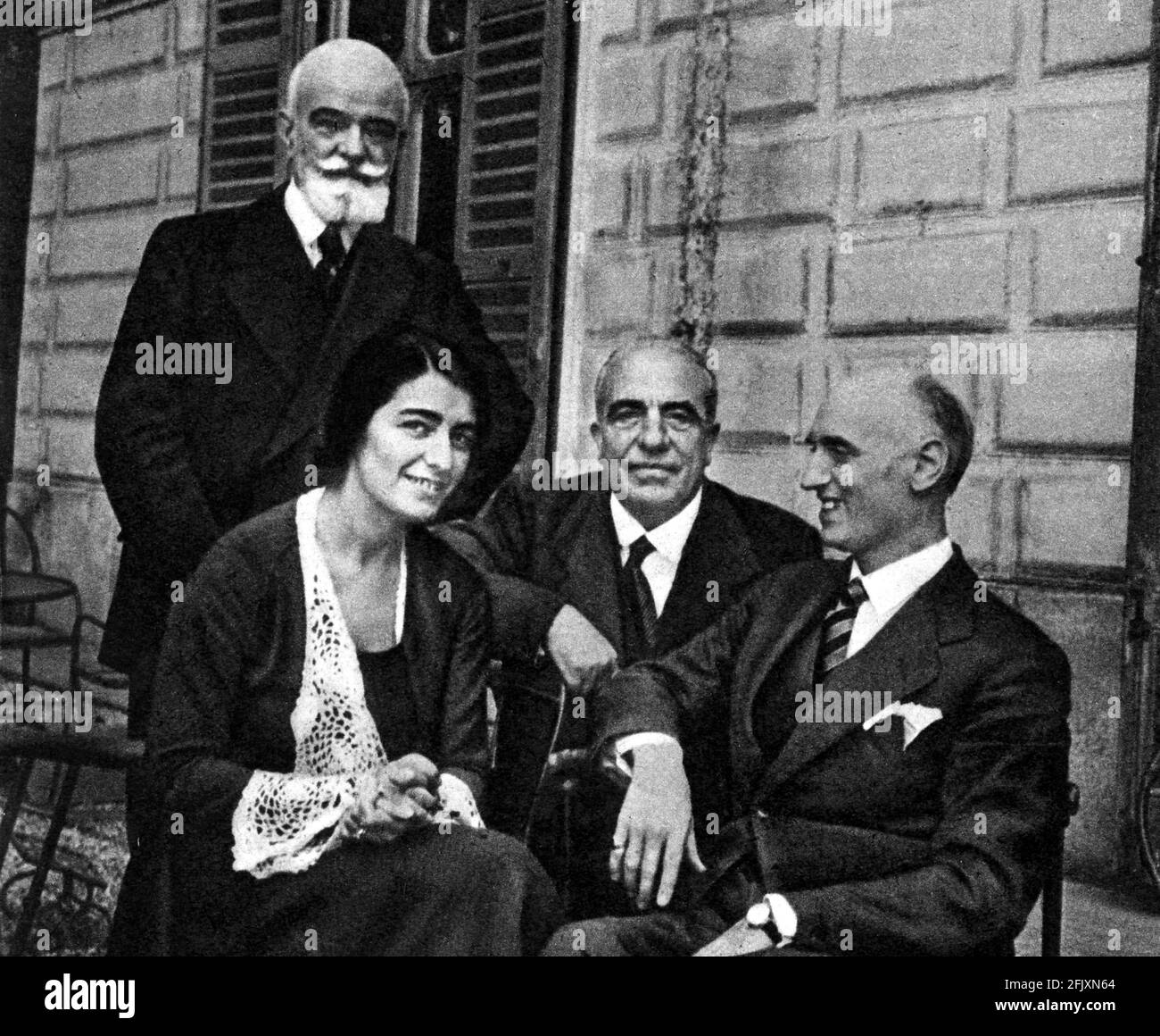 1930 ca. : il direttore e compositore italiano VICTOR DE SABATA (a sinistra) con sua moglie e suo padre, ha seduto al centro il compositore italiano UMBERTO GIORDANO - direttore d'orchestra - musicista - compositore - musica classica - classica - --- Archivio GBB Foto Stock