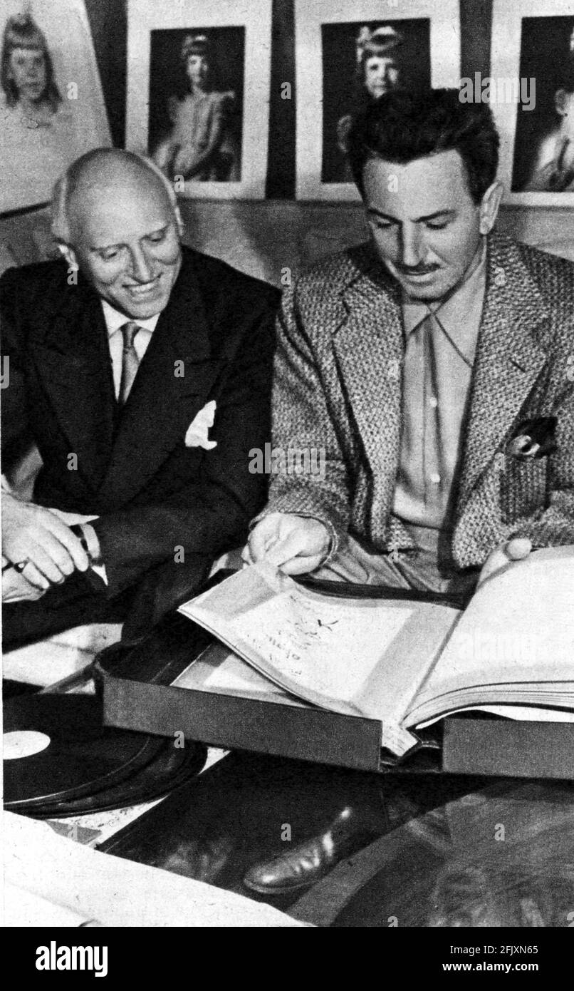 1956 ca. , Los Angeles , USA : il compositore e direttore musicale italiano VICTOR DE SABATA con WALT DISNEY - Direttore d' orchestra - musicista - compositore - musica classica - classica - ---- Archivio GBB Foto Stock