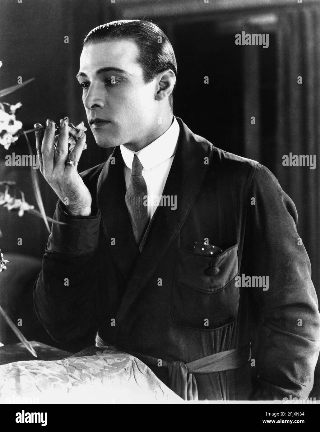 1922 , USA : l'attore di film muto RUDOLPH VALENTINO (nato Rodolfo Guglielmi, 1895 - 1926 ) durante la realizzazione DEI QUATTRO CAVALIERI DELL'APOCALISSE (i quattro cavalieri dell' Apocalisse ) di Rex Ingram, Dal romanzo di vincente Blasco Ibanez - CINEMA MUTO - RODOLFO VALENTINO - attore cinematografico - cravatta - Tie - LATIN LOVER - italoamericano - italo americano - brillantina - Grease italo-americano - emigrante - emigrante - italo-americano - ritratto - ritratto - poquette - fazzolino - taschino - nel colletto - collare - anello - anello - gioiello - gioielli - gioiello - je Foto Stock