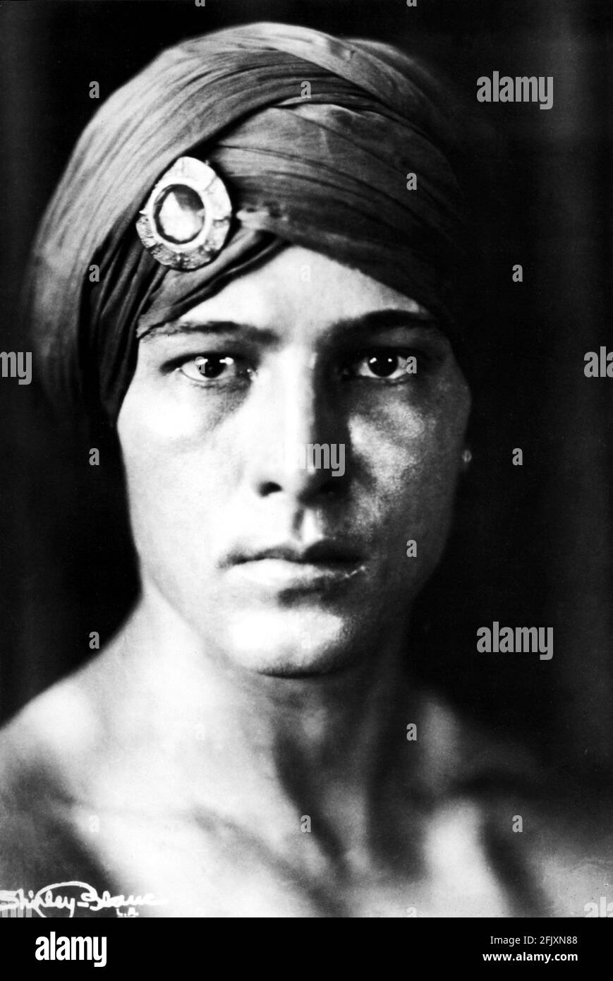 1922 , USA : l'attore di film silenzioso RUDOLPH VALENTINO (nato Rodolfo Guglielmi, 1895 - 1926 ) publicitary ancora per IL GIOVANE RAJAH di Philip Rosen , tratto dal romanzo di John Ames Mitchell e Alethea luce . Foto di Shirley Blanc , Los Angeles . - CINEMA MUTO - RODOLFO VALENTINO - attore cinematografico - LATIN LOVER - italoamericano - italo americano - italo-americano - emigrante - emigrante - italo-americano - ritratto - ritratto - pochette - spilla - gioiello - gioielli - gioiello - gioielli - gioielleria- sdo magneturante - Turban ---- Archivio GBB Foto Stock