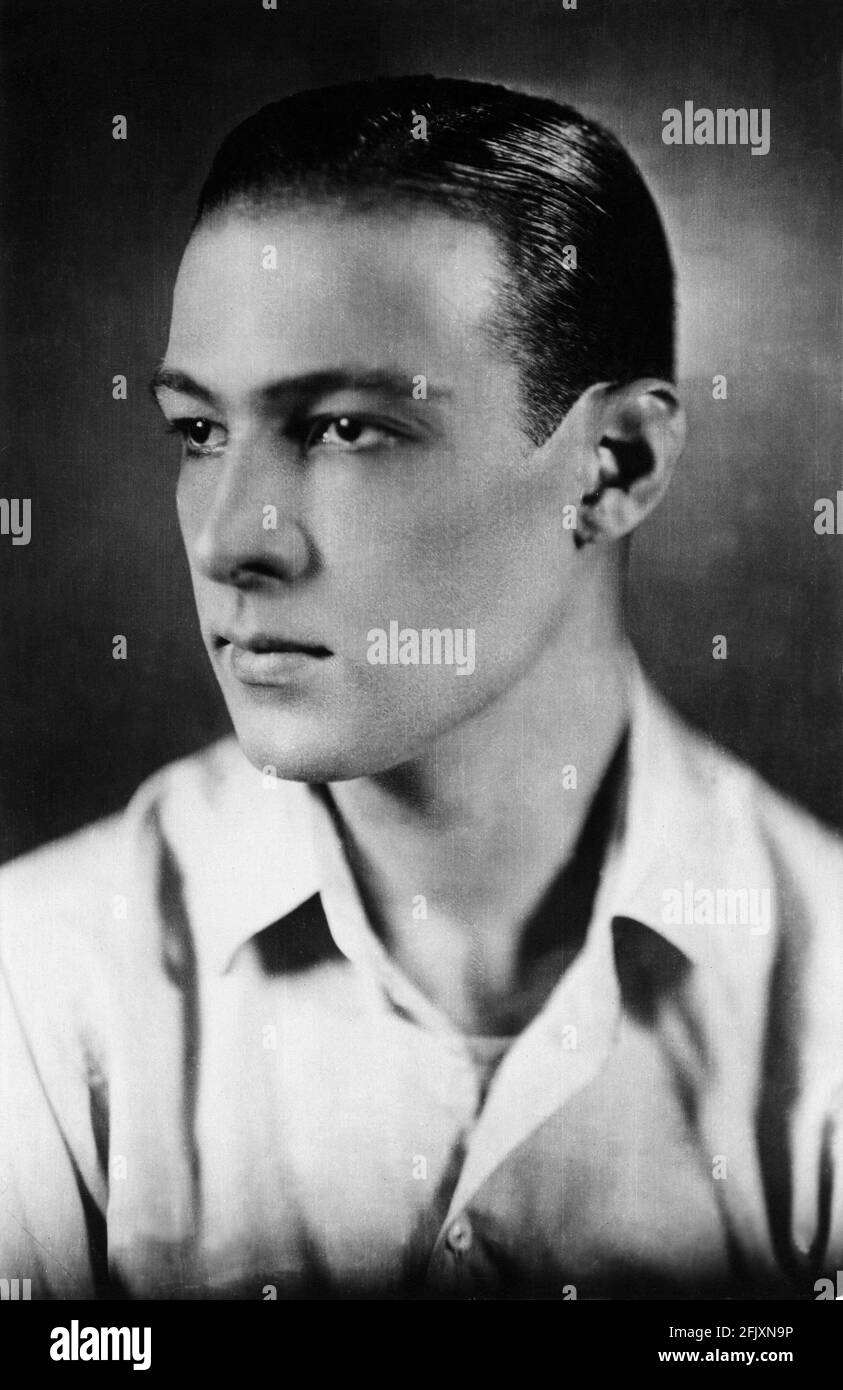 1924 ca., USA : l'attore di film muto RUDOLPH VALENTINO ( nato Rodolfo Guglielmi, 1895 - 1926 ) ancora pubblico . - CINEMA MUTO - RODOLFO VALENTINO - atto cinematografico - LATIN LOVER - italoamericano - italo americano - italo-americano - emigrante - emigrante - italo-americano - ritratto - ritratto - colletto - colletto - guardo magnetico - grasso - brillantina - camicia bianca - camicia bianca ---- Archivio GBB Foto Stock