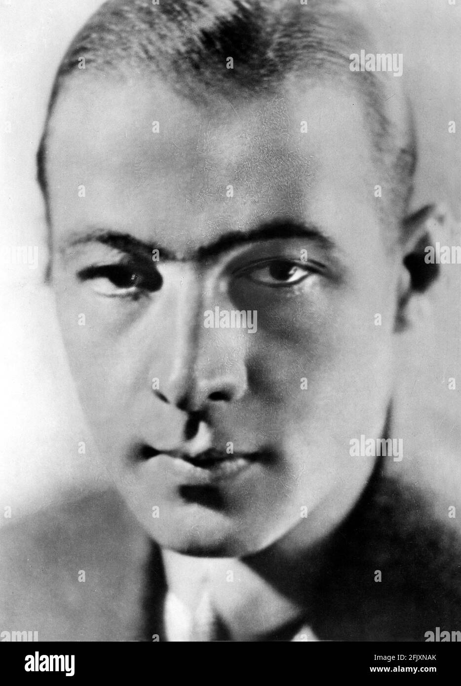 1924 ca, USA : l'attore di film muto RUDOLPH VALENTINO ( Rodolfo Guglielmi, 1895 - 1926 ) artista Unito ancora pubblico. - CINEMA MUTO - RODOLFO VALENTINO - atto cinematografico - LATIN LOVER - italoamericano - italo americano - italo-americano - emigrante - emigrante - italo-americano - ritratto - ritratto - guardo magnetico - grasso - brillantina ---- Archivio GBB Foto Stock