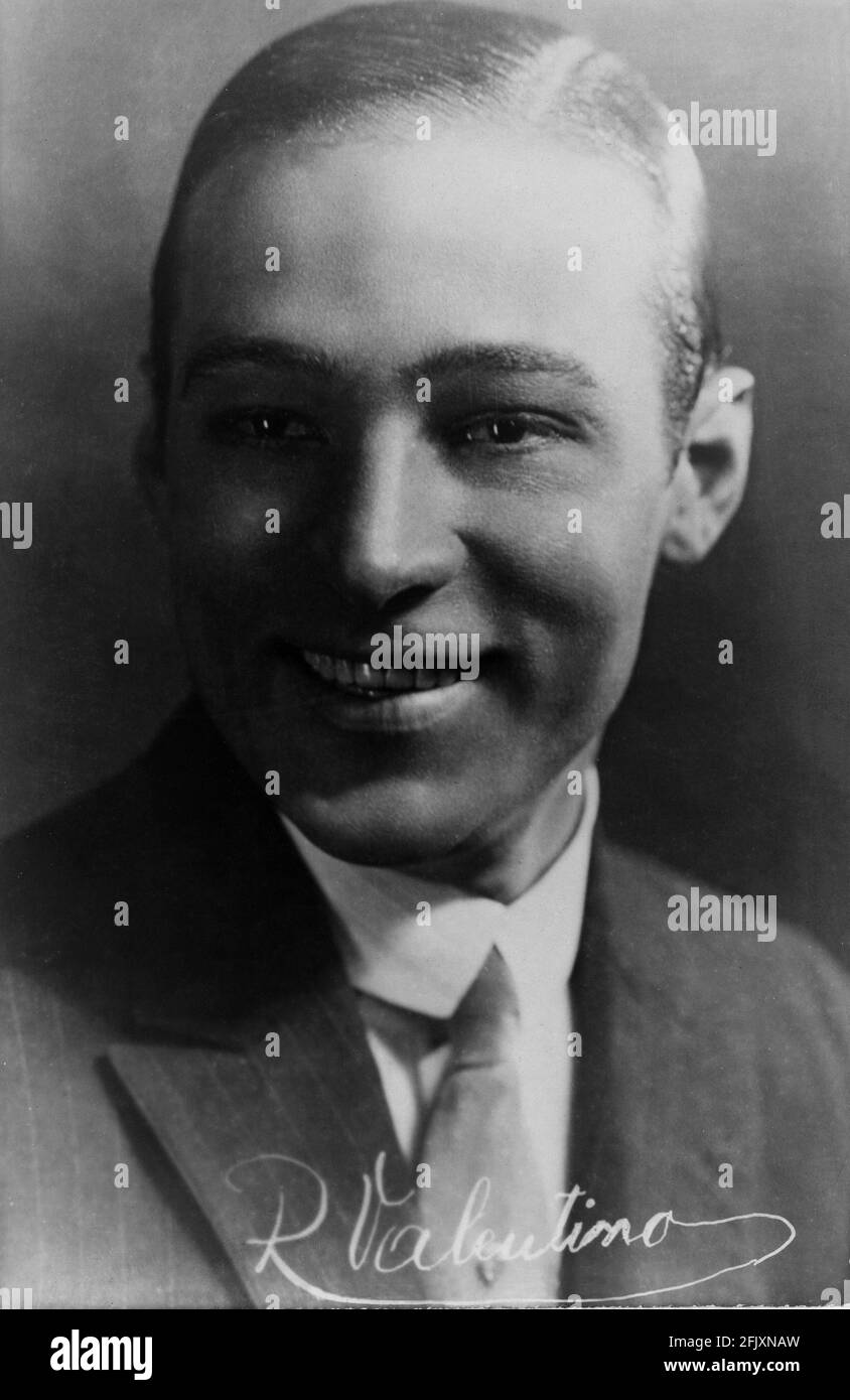1922 ca., Stati Uniti d'America : l'attore di film muto RUDOLPH VALENTINO ( nato Rodolfo Guglielmi, 1895 - 1926 ) Paramount publicitary Still - CINEMA MUTO - RODOLFO VALENTINO - attore cinematografico - LATIN LOVER - italoamericano - italo-americano - Italo-americano - emigrante - emigrante - italo-americano - ritratto - ritratto - colletto - colletto - guardo magnetico - grasso - brillantina - cravatta - sorriso - sorriso - prima - firma - autografo - autografo --- Archivio GBB Foto Stock