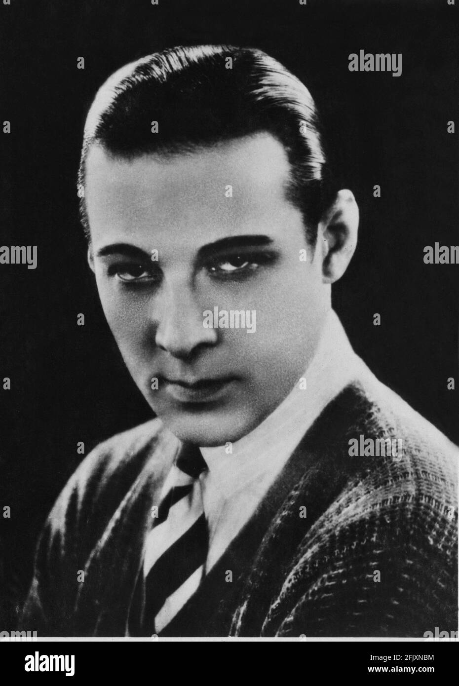 1925 ca, Stati Uniti d'America : l'attore di film muto RUDOLPH VALENTINO ( nato Rodolfo Guglielmi, 1895 - 1926 ) Publicitary Still - CINEMA MUTO - RODOLFO VALENTINO - attore cinematografico - LATIN LOVER - italoamericano - italo americano - italo-americano - emigrante - emigrante - italo-americano - ritratto - guardo magnetico - grasso - brillantina - cravatta - golf - tricot --- Archivio GBB Foto Stock