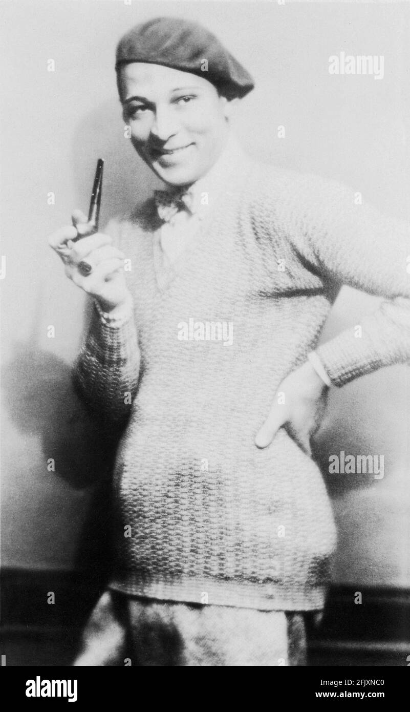 1925 C, USA : l'attore di film in schermo silenzioso RUDOLPH VALENTINO (nato Rodolfo Guglielmi, 1895 - 1926 ) publicitary ancora per OLTRE LE ROCCE ( l'eta' d'amare ) di Sam Wood, Dal romanzo di Elinor Glyn .- CINEMA MUTO - RODOLFO VALENTINO - attore cinematografico - LATIN LOVER - italoamericano - italo americano - italo-americano - emigrante - emigrante - italo-americano - ritratto - ritratto - papillon - guardo magnetico - grasso - brillantina - cravatta - golf - tricot - maglia - sorriso - sorriso - pipa - tubo - fumatore - fumatore - fumo - personalià celebrità attori c Foto Stock