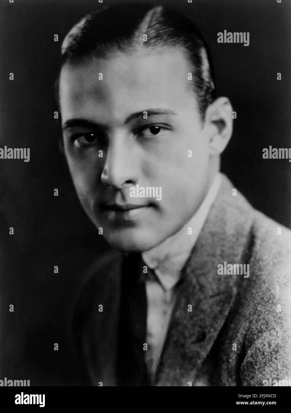 1922 , USA : l'attore di film muto RUDOLPH VALENTINO (nato Rodolfo Guglielmi, 1895 - 1926 ) durante la pubblicazione DEI QUATTRO CAVALIERI DELL'APOCALISSE ( i quattro cavalieri dell'Apocalisse ) di Rex Ingram , tratto dal romanzo di vincente Blasco Ibanez . - CINEMA MUTO - RODOLFO VALENTINO - atto cinematografico - cravatta - cravatta - LOVER LATINO - italoamericano - italo americano - italo-americano - emigrante - emigrante - italo-americano - ritratto - ritratto ---- Archivio GBB Foto Stock